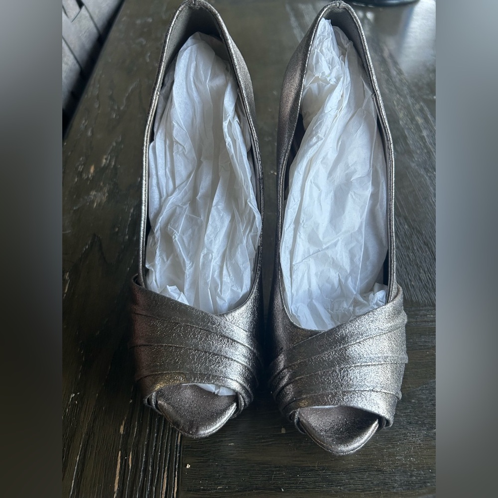 Coach And Four Women's Silver Peep Toe Slip On Pump Heels